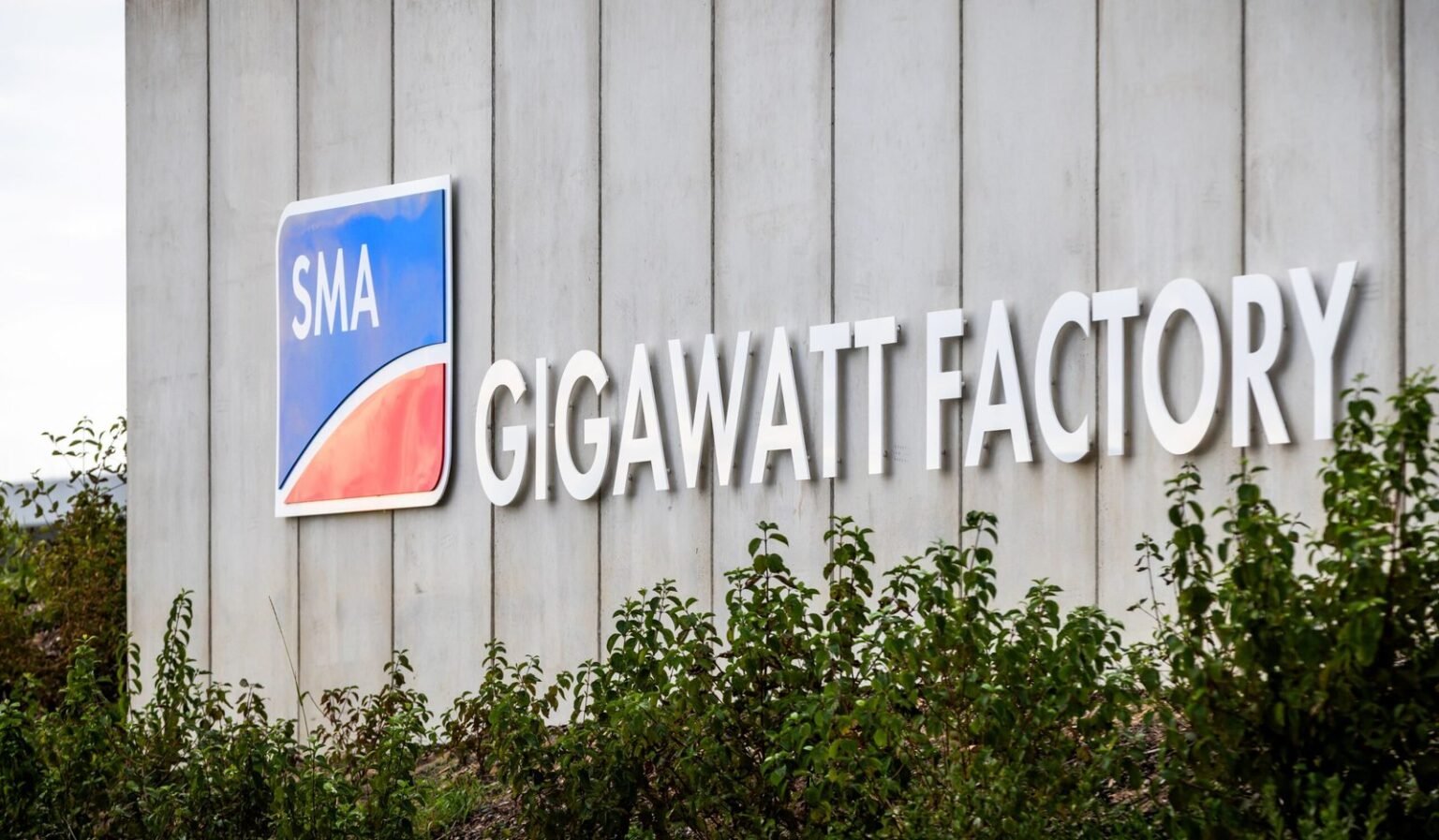 SMA Solar eröffnet Gigawatt Factory und stärkt die industrielle Basis für die Energieinfrastruktur der Zukunft