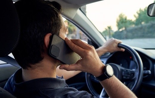 AXA Studie: Fahrassistenzsysteme können Unfälle verhindern, begünstigen aber Ablenkung am Steuer