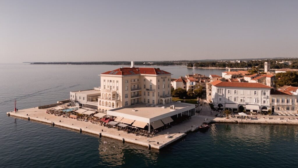 Reiseentdeckung Poreč: eine Nacht im ältesten Hotel Istriens Das BO Hotel Palazzo in erster Meereslage im historischen Stadtkern von Poreč, Istrien.
