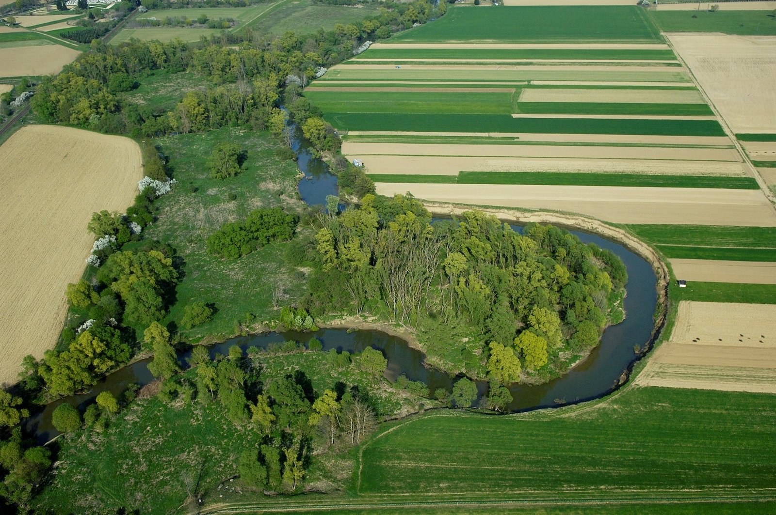 Die Raab schlängelt sich durch den Naturpark Raab–Őrség–Goričko. © RMB GmbH / ARGE Naturparke Burgenland
